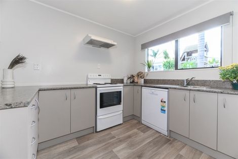 Photo of property in 2/18 Gloria Avenue, Te Atatu Peninsula, Auckland, 0610