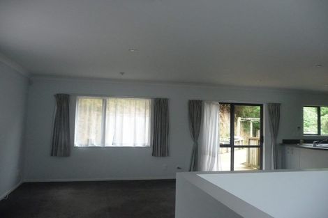 Photo of property in 4 Stella Grove, Newlands, Wellington, 6037