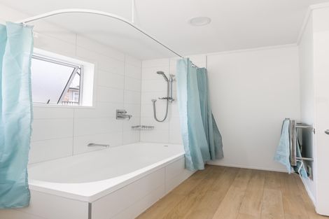 Photo of property in 2/39 Fairmount Road, Titirangi, Auckland, 0604