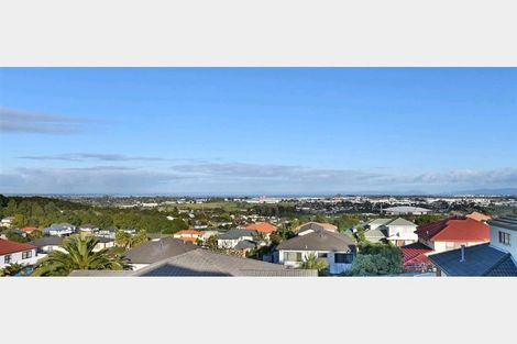 Photo of property in 43 Ribbonwood Crescent, Goodwood Heights, Auckland, 2105