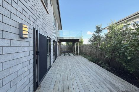 Photo of property in 137 Luckens Road, West Harbour, Auckland, 0618
