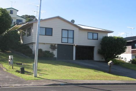 Photo of property in 2/39 Greenvalley Rise, Glenfield, Auckland, 0629