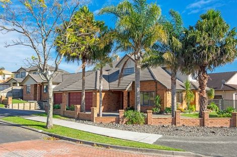 Photo of property in 1 Gilnockie Close, East Tamaki Heights, Auckland, 2016