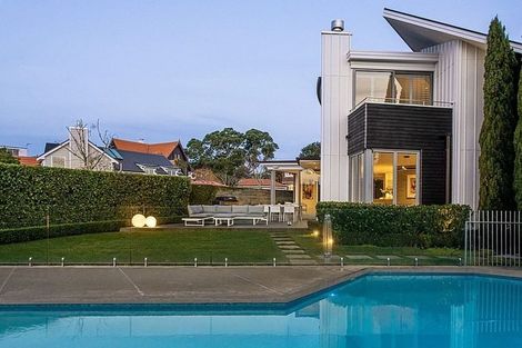 Photo of property in 33a Stanley Point Road, Stanley Point, Auckland, 0624