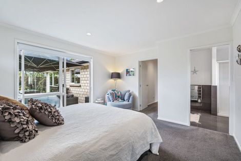 Photo of property in 25 Waitemata Drive, One Tree Point, 0118