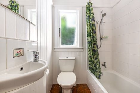 Photo of property in 42 Pembroke Road, Northland, Wellington, 6012