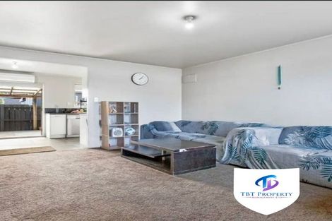 Photo of property in 2/41 Challen Close, Conifer Grove, Takanini, 2112