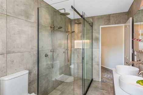 Photo of property in 2 Navigation Drive, Whitby, Porirua, 5024