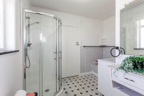Photo of property in 10 Covil Avenue, Te Atatu South, Auckland, 0610
