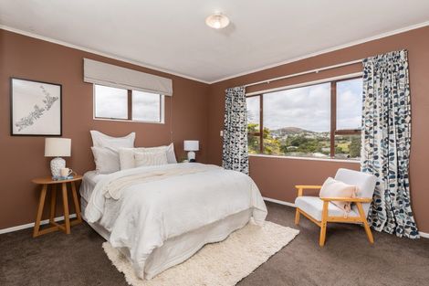 Photo of property in 6a Stella Grove, Newlands, Wellington, 6037