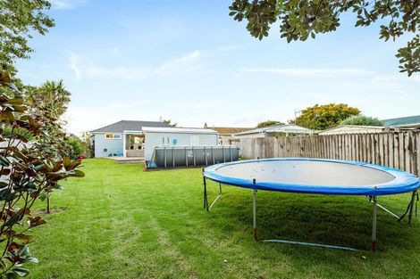 Photo of property in 27 Gill Avenue, Te Atatu Peninsula, Auckland, 0610