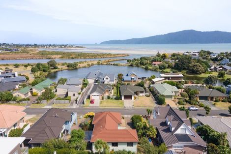Photo of property in 7 Major Durie Place, Waikanae Beach, Waikanae, 5036