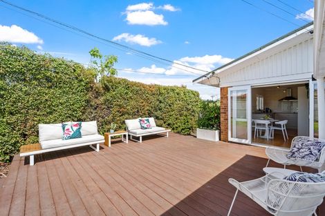 Photo of property in 1/49 Shakespeare Road, Milford, Auckland, 0620