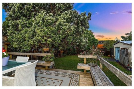 Photo of property in 2 Allington Road, Massey, Auckland, 0614