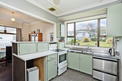 Photo of property in 180 Marine Parade, Bluff, 9814