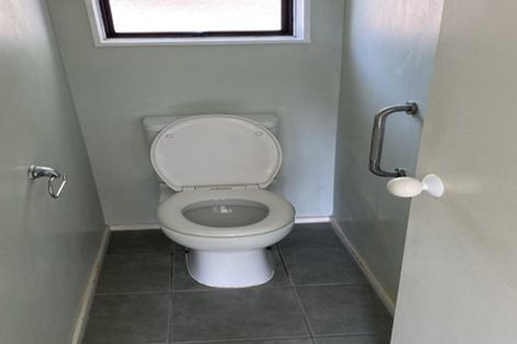 Photo of property in 2/138 Sunset Road, Unsworth Heights, Auckland, 0632