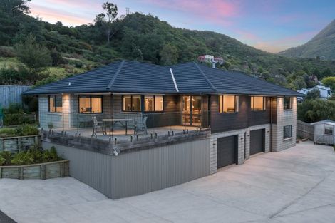 Photo of property in 6 West Terrace, Picton, 7220