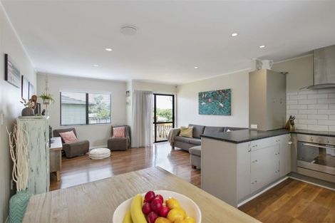 Photo of property in 10 Oreil Avenue, West Harbour, Auckland, 0618
