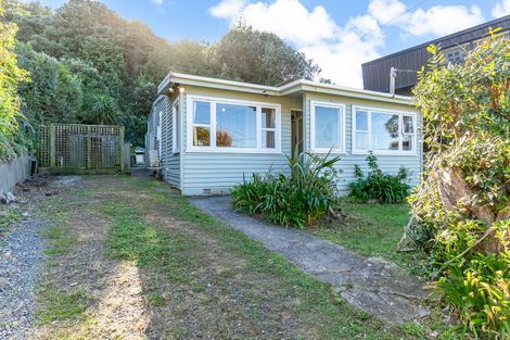 Photo of property in 14 Cave Road, Houghton Bay, Wellington, 6023