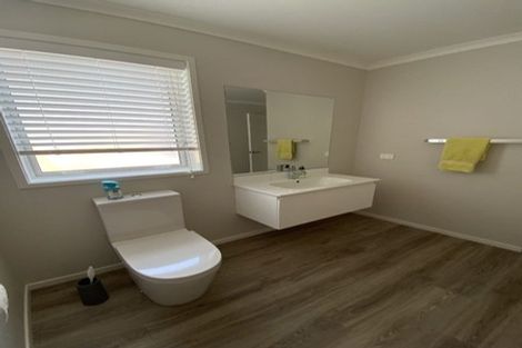 Photo of property in 28 Queen Street, Cambridge, 3434