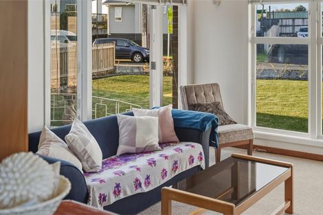 Photo of property in 2 Toru Street, Te Atatu Peninsula, Auckland, 0610