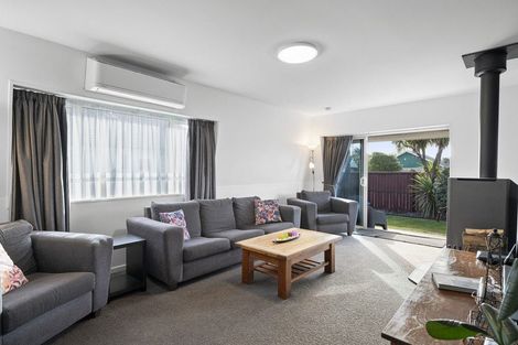 Photo of property in 5 Queenspark Drive, Parklands, Christchurch, 8083