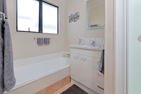 Photo of property in 5 Cognac Place, Henderson, Auckland, 0612