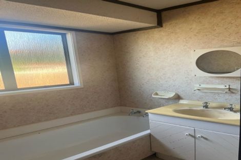 Photo of property in 2/21 Norcross Avenue, Henderson, Auckland, 0612