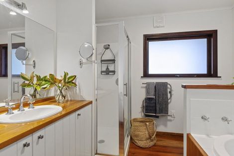 Photo of property in 22 Tai Paku Paku Road, Karaka Bays, Wellington, 6022