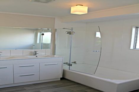 Photo of property in 8 Benchmark Drive, Massey, Auckland, 0614