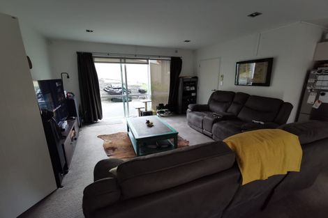 Photo of property in 17 Mansion Court, West Harbour, Auckland, 0618