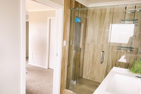 Photo of property in 18 Monaco Grove, Fitzherbert, Palmerston North, 4410