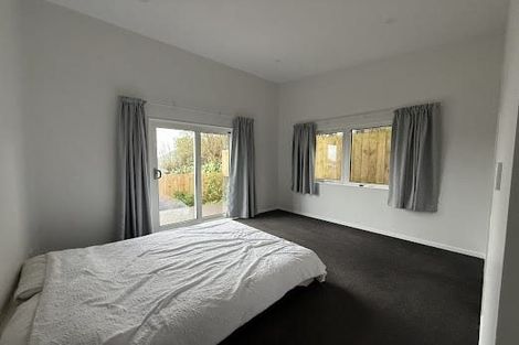 Photo of property in 12a Warrington Grove, Newlands, Wellington, 6037