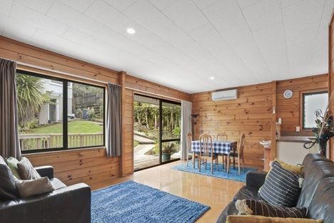 Photo of property in 12 Highland Avenue, Titirangi, Auckland, 0604