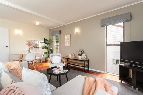 Photo of property in 6a Stella Grove, Newlands, Wellington, 6037