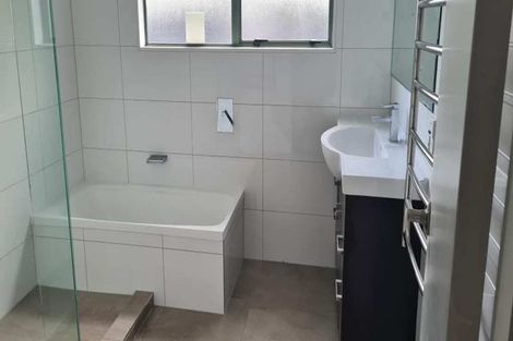 Photo of property in 2/224 Forrest Hill Road, Forrest Hill, Auckland, 0620