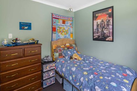 Photo of property in 102 Ruskin Road, Newlands, Wellington, 6037