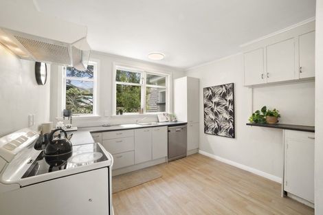 Photo of property in 15 Aplin Terrace, Ngaio, Wellington, 6035