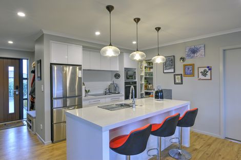Photo of property in 2 Devon Lane, Carterton, 5713