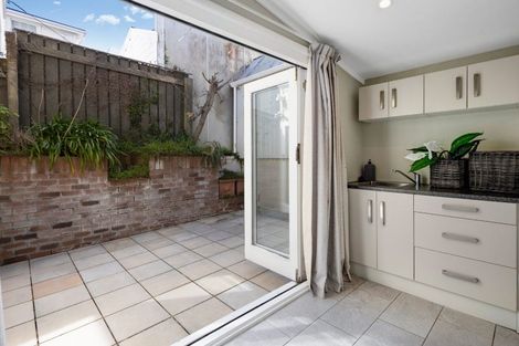 Photo of property in 15 Selwyn Terrace, Thorndon, Wellington, 6011