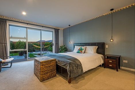 Photo of property in 8 Mediterranean Grove, Fitzherbert, Palmerston North, 4410