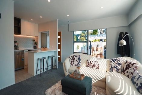 Photo of property in 2/9 Paruru Avenue, Northcote, Auckland, 0627