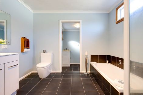 Photo of property in 11 Hammond Road, Taradale, Napier, 4112