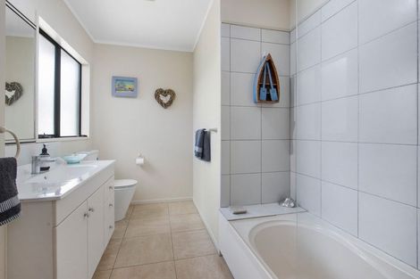 Photo of property in 35 Links View Drive, Omokoroa, 3114