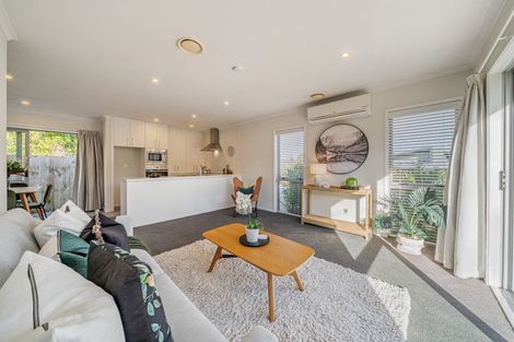 Photo of property in 92 Sunstone Crescent, Timberlea, Upper Hutt, 5018