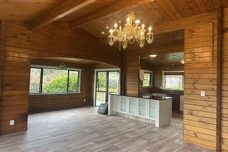 Photo of property in 137 Simpson Road, Henderson Valley, Auckland, 0614