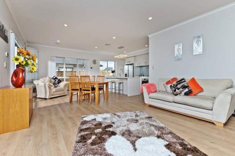 Photo of property in 14 Ascension Crescent, Orewa, 0931