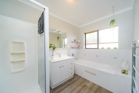 Photo of property in 14 Daniel Place, Kelvin Grove, Palmerston North, 4414