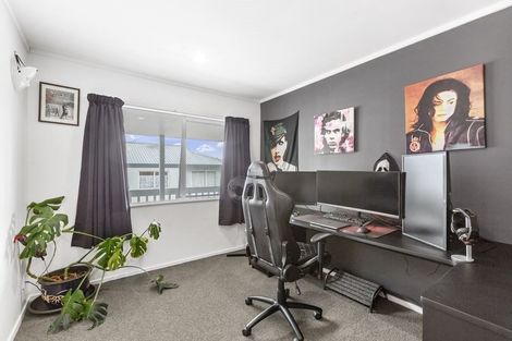 Photo of property in 16 Kearney Place, Massey, Auckland, 0614