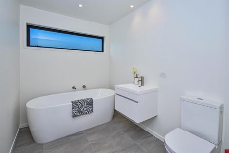 Photo of property in 18 Tapuwae Way, Mangere Bridge, Auckland, 2022